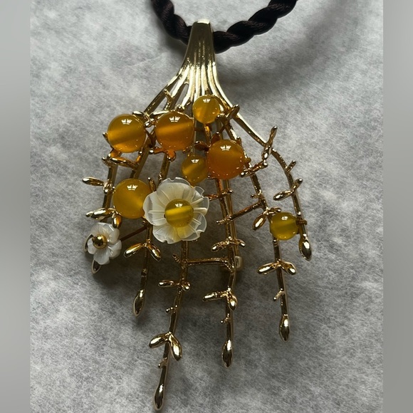 NWOT Golden Leaf Necklace - Picture 2 of 4